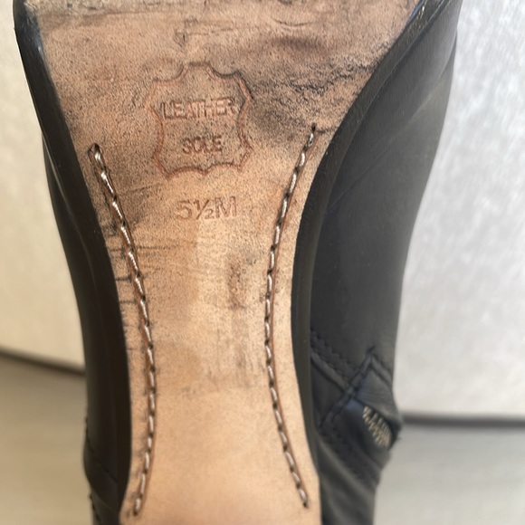 MICHAEL KORS BLACK LEATHER  PLATFORM BOOTS, 5 1/2 M - Picture 8 of 10